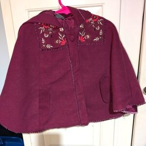 Adorable cape with buttons and floral embroidery